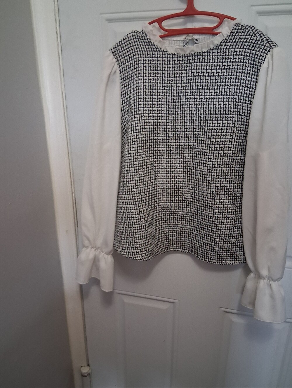 SHEIN Black & White Houndstooth Ruffle Cuff Top